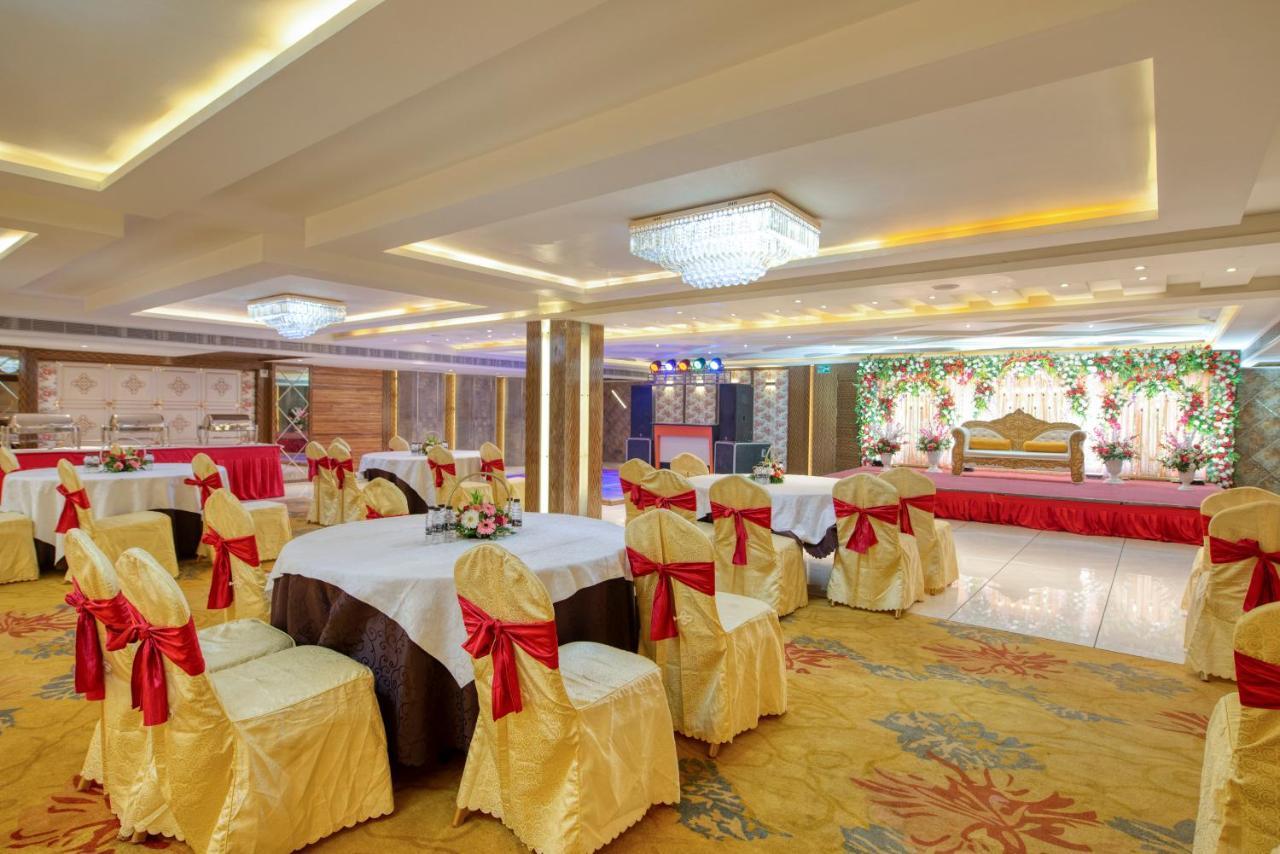 Om Clarks Inn Raebareli Buitenkant foto