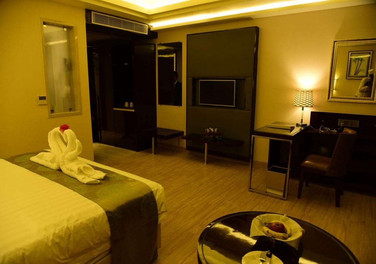 Om Clarks Inn Raebareli Buitenkant foto