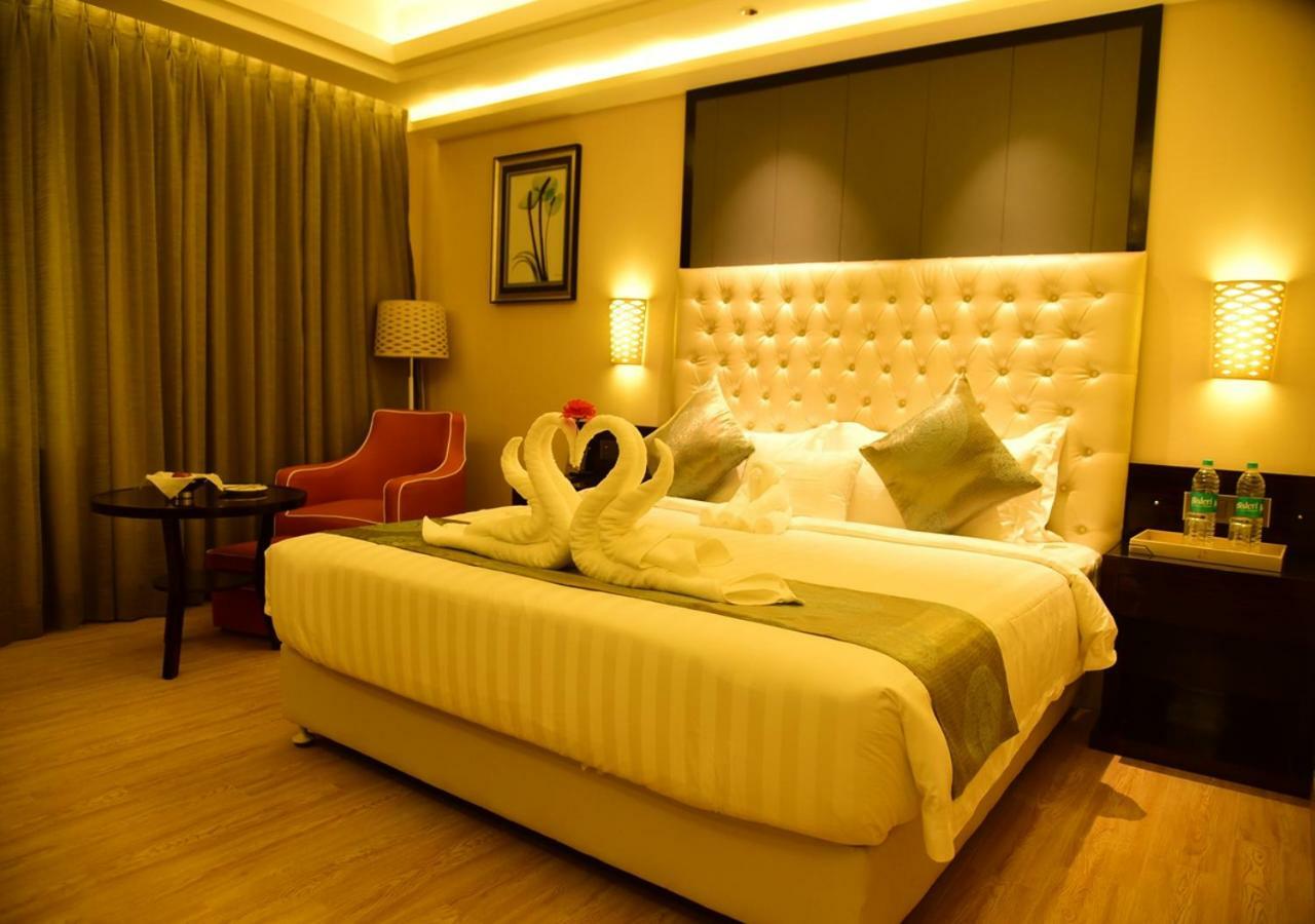 Om Clarks Inn Raebareli Buitenkant foto