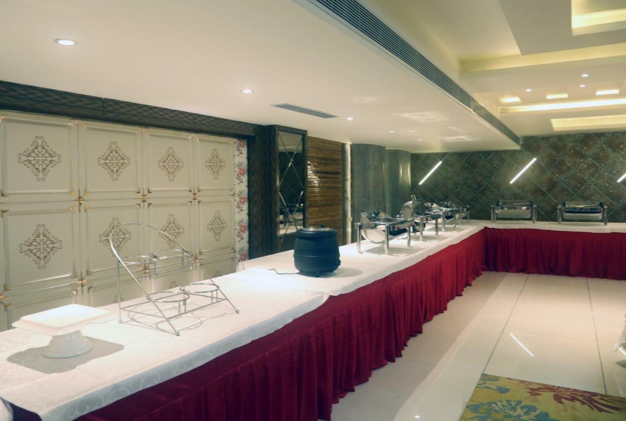 Om Clarks Inn Raebareli Buitenkant foto