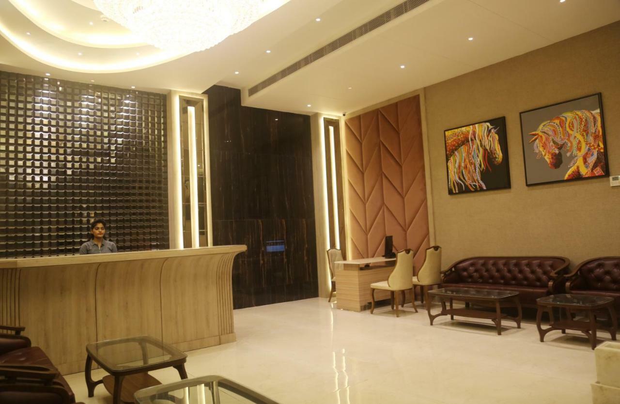 Om Clarks Inn Raebareli Buitenkant foto