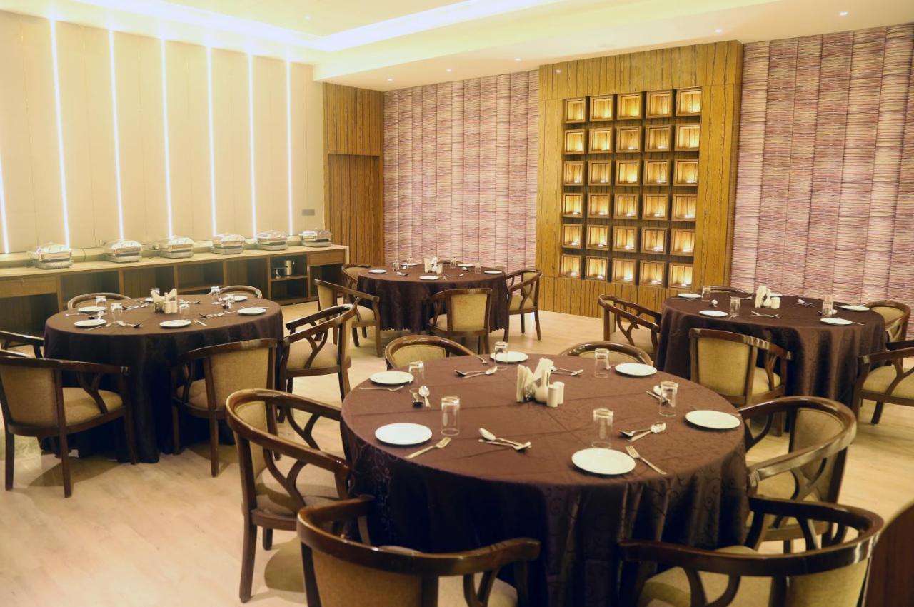 Om Clarks Inn Raebareli Buitenkant foto